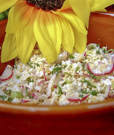 Салат из творога, редиса, яиц и зеленого лука