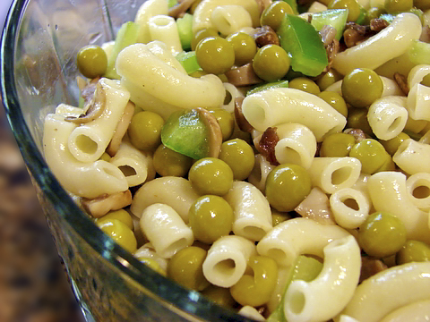 Салат из пасты, зеленого горошка и шампиньонов