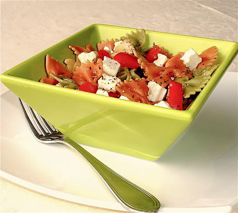 Разноцветный салат с пастой