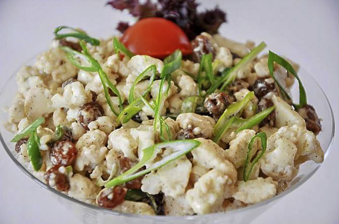 Салат из цветной капусты и изюма