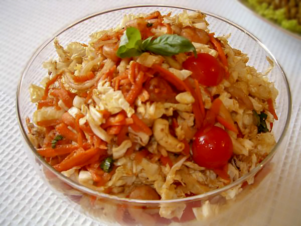 Салат с капустой и креветками во вьетнамском стиле