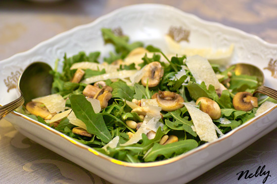 Салат из рукколы с грибами и сыром