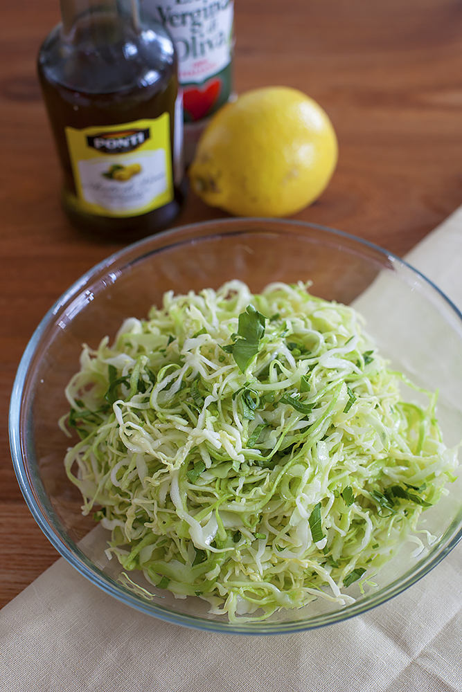 Салат из белокочанной капусты с коричневым сахаром