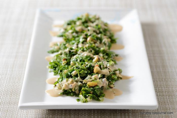 Салат из ароматных трав с тхиной