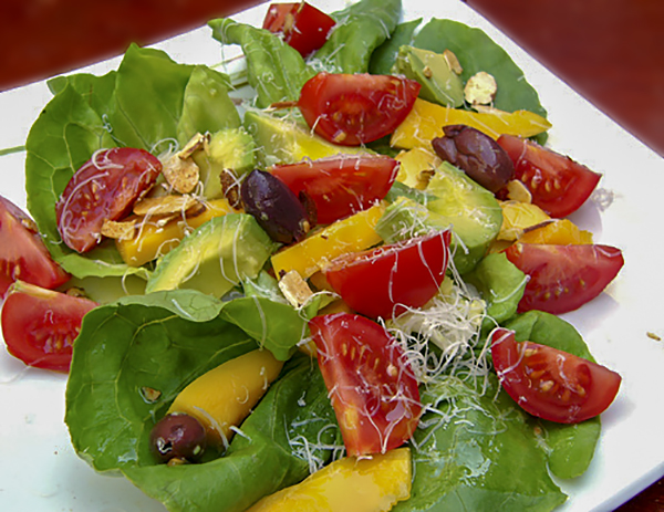 Салат из манго и авокадо