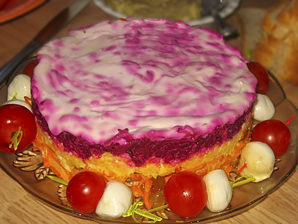 Слоеный салат с морковью, свеклой, изюмом и орехами