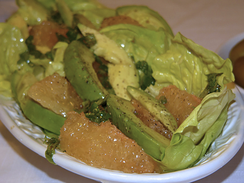 Салат из авокадо и грейпфрута с лимонно-мятным соусом