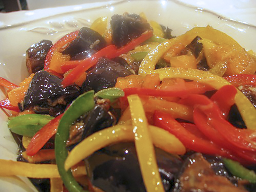 Салат с баклажанами, сладким перцем и хурмой
