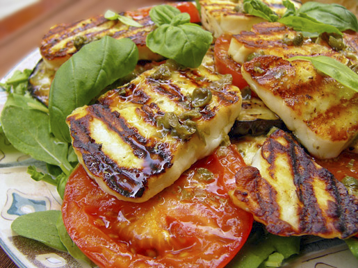 Салат из грилованного сыра халуми, помидоров и баклажанов