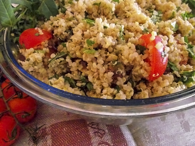 Салат из кинвы, мяты и семечек