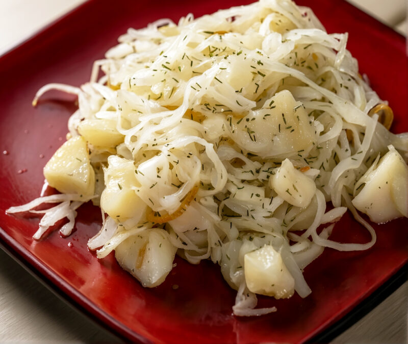 Салат из кислой капусты с картофелем