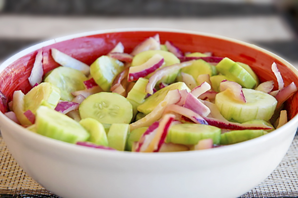 Салат из огурцов с красным луком