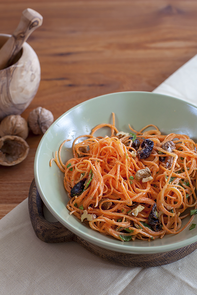 Салат из моркови с черносливом и орехами