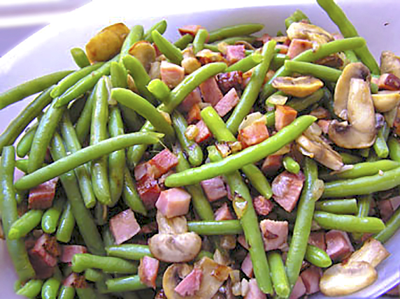 Салат из зеленой фасоли, грибов и бекона