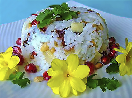 Рисовый салат с финиками, яблоками и ананасом