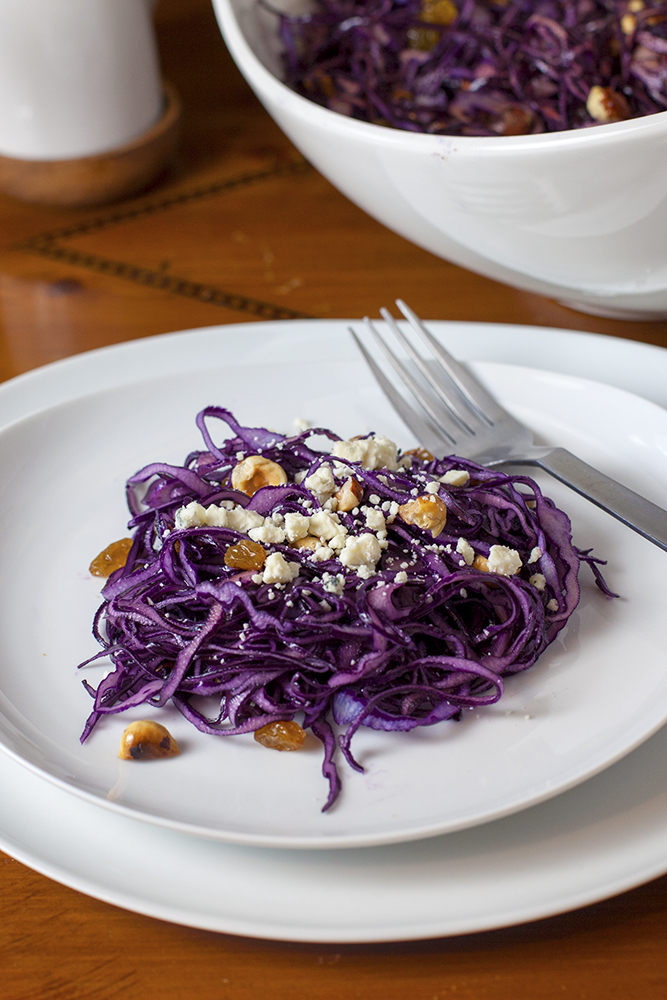 Салат из красной капусты, фундука и дольчелатте