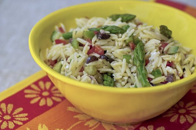 Салат из орзо и спаржи