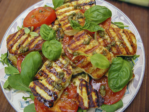 Салат из грилованного сыра халуми, помидоров и баклажанов