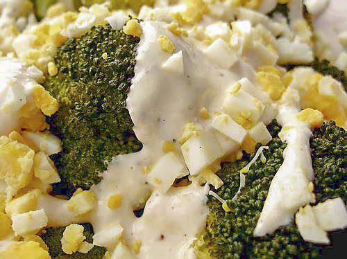 Салат из брокколи и яиц с пикантным соусом