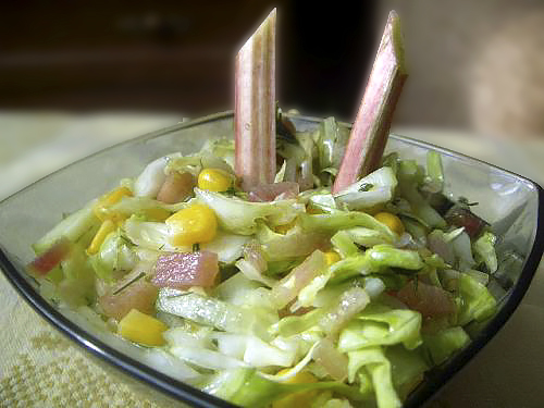 Салат из молодой капусты с ревенем