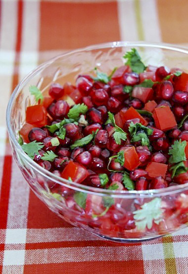 Салат из помидоров с кинзой и гранатом