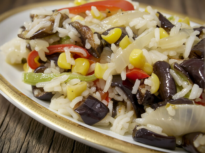 Салат с рисом и овощами, жаренными во фритюре