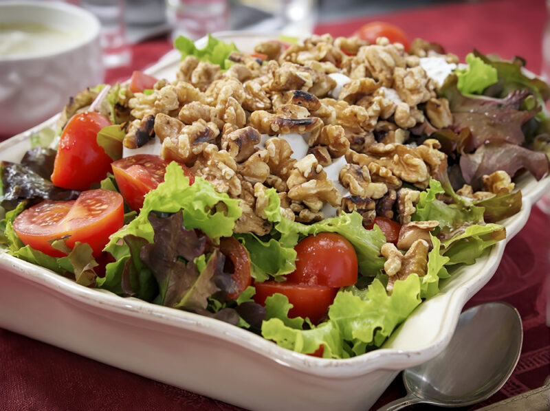 Салат с козьим сыром и грецкими орехами