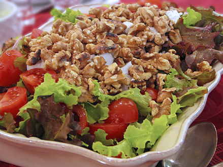 Салат с козьим сыром и грецкими орехами