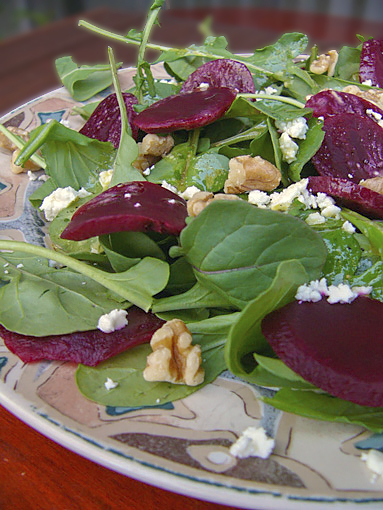Салат с рукколой, свеклой и грецкими орехами
