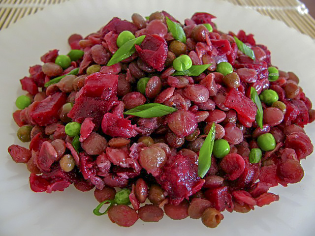 Салат из чечевицы, зеленого горошка и свёклы