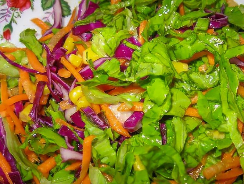 Зеленый салат с красной капустой, морковью и кукурузой