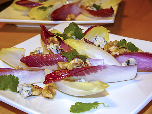 Салат из эндивия и горгонзолы