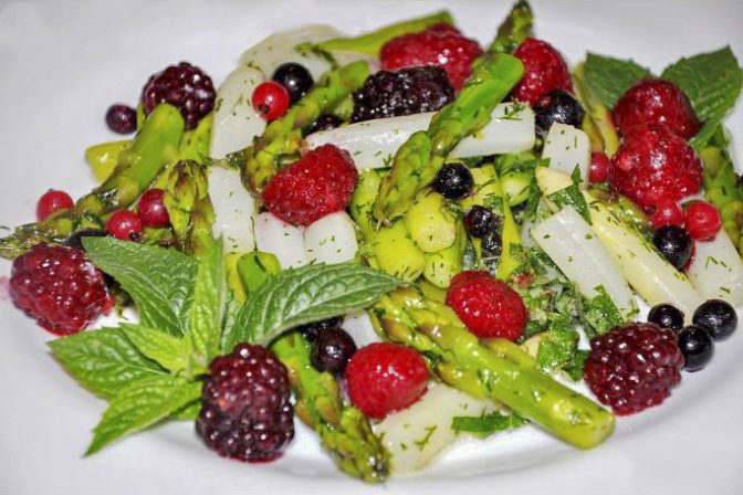 Салат из спаржи и ягод
