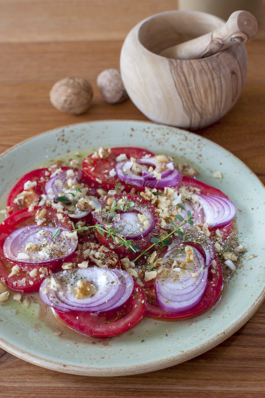 Салат из помидоров с орехами