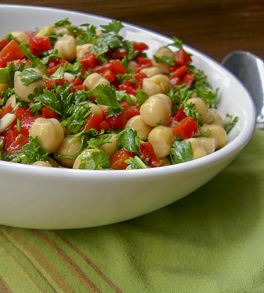 Салат с горохом нут и болгарским перцем