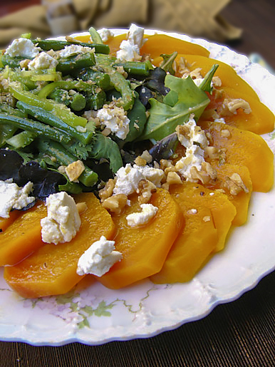 Салат из свеклы и зеленой фасоли с козьим сыром и грецкими орехами