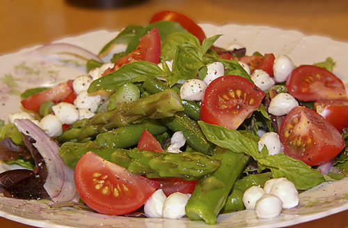 Салат из спаржи и зеленой фасоли с моццареллой