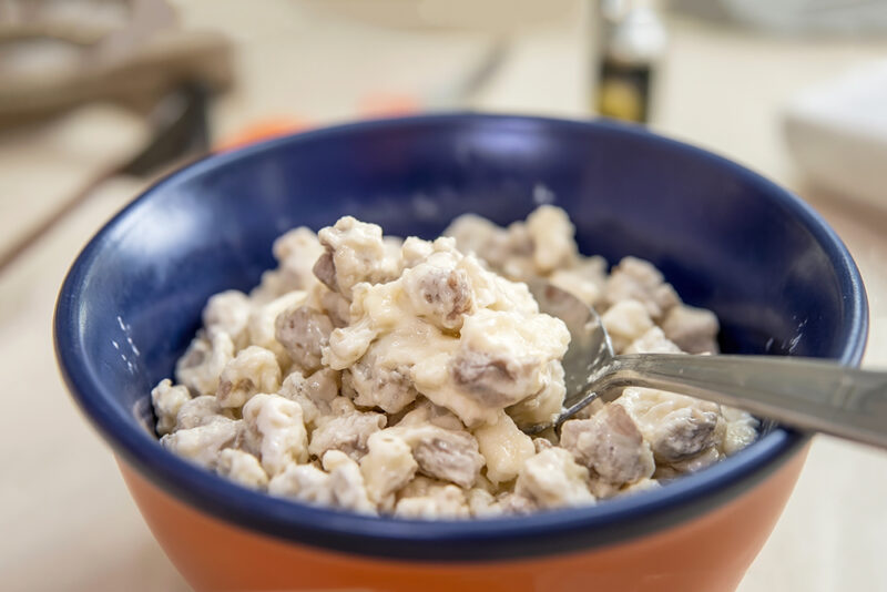 Салат из сырой цветной капусты с грецкими орехами