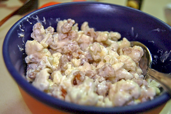 Салат из сырой цветной капусты с грецкими орехами