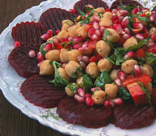 Салат с горохом нут, свеклой и зернами граната