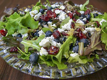Зеленый салат с голубикой, сушеной клюквой и козьим сыром