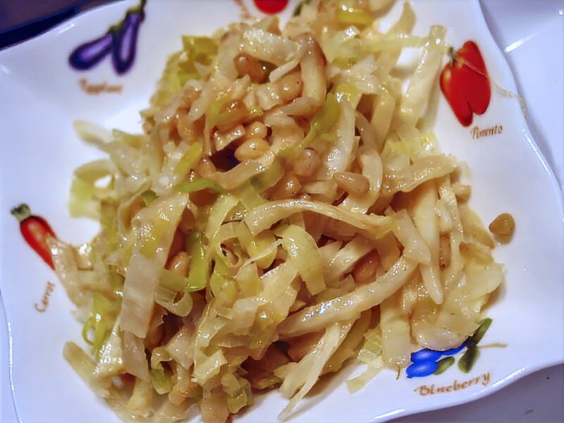 Теплый салат из корня сельдерея и лука-порея