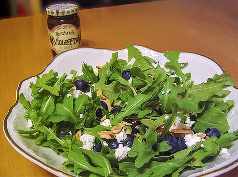 Салат с рукколой, голубикой и козьим сыром