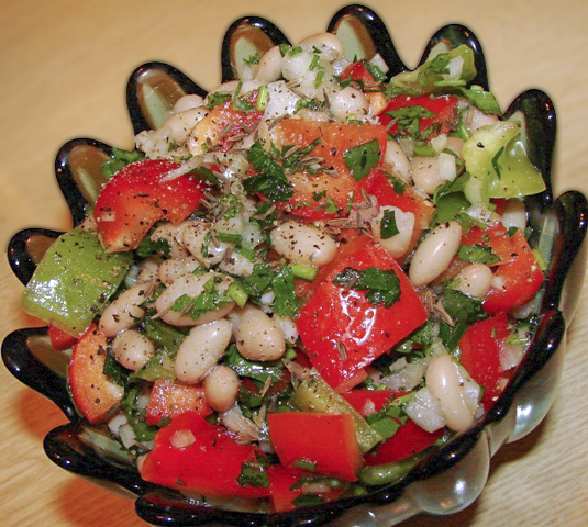 Салат из фасоли с болгарским перцем и зирой