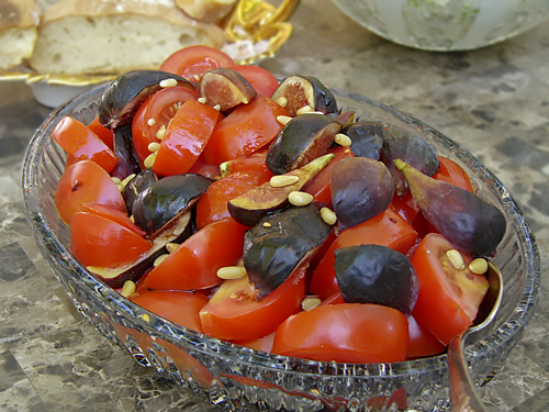 Салат из помидоров и инжира