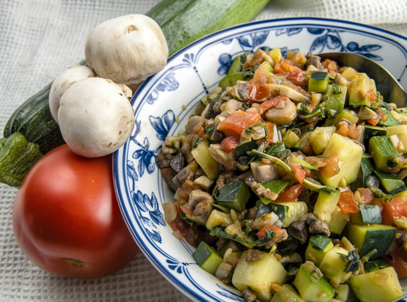 Теплый салат с кабачками, грибами и каперсами