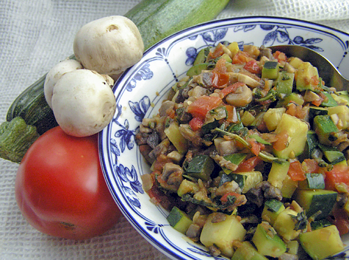 Теплый салат с кабачками, грибами и каперсами