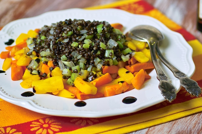 Чечевица с морковью и овощами под бальзамическим кремом