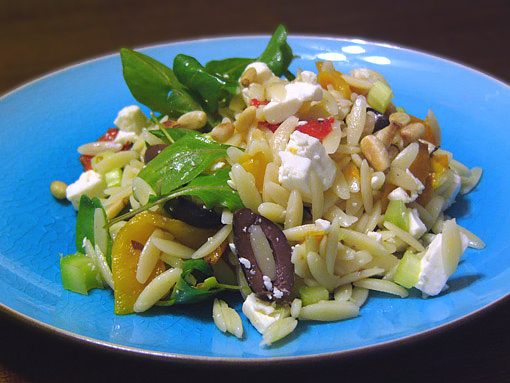 Греческий салат с орзо