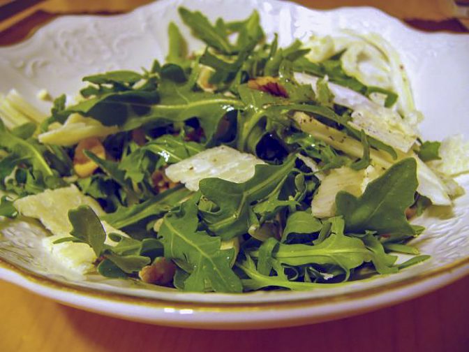 Салат с рукколой, фенхелем, пармезаном и грецкими орехами